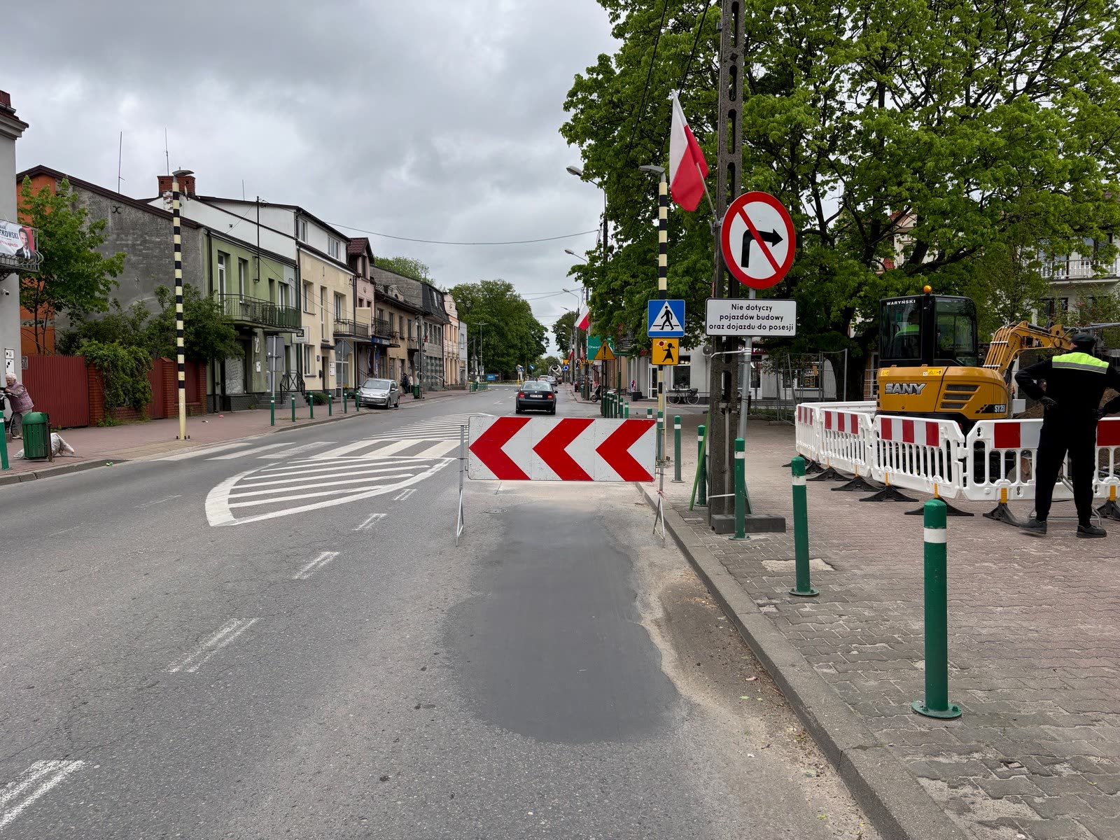 Rura ułożona w wykopie wzdłuż ogrodzenia.